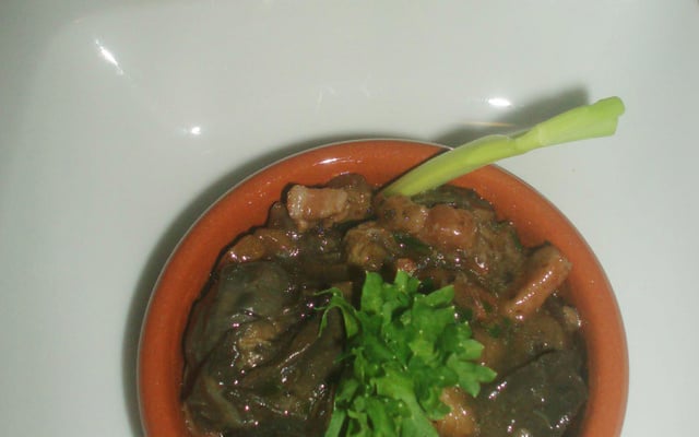 Cassolette d'escargots au vin, lardons et champignons