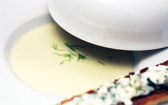 Crème froide de chicons et poire tartinette de Roquefort Papillon