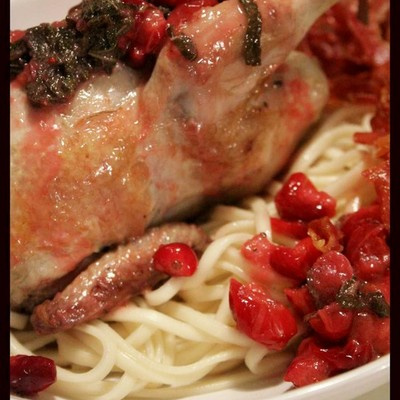 Cailles aux cranberries, chips de pancetta