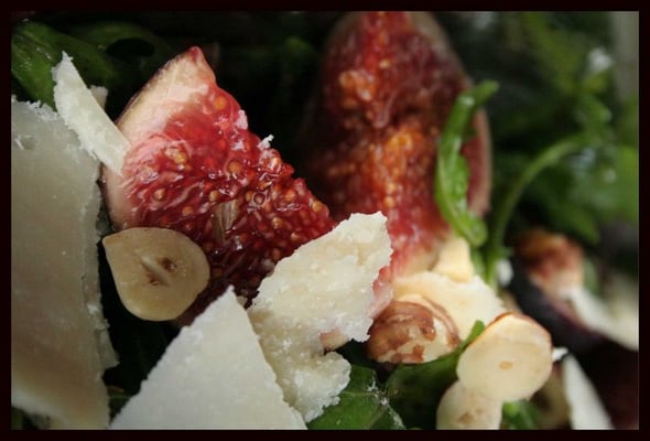 Salade chic de roquette aux figues et copeaux de parmesan