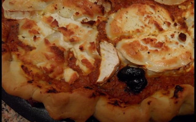 Pizza au chèvre sauce tomate aubergine-poivron