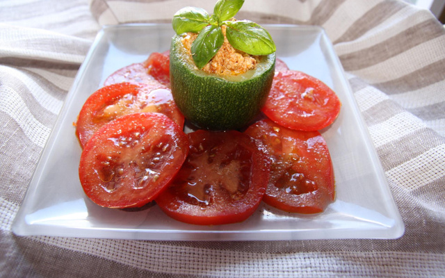 Courgettes farcies brousse et pesto rosso