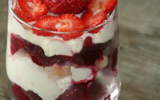 Coupelle de tiramisu aux fraises et à la menthe