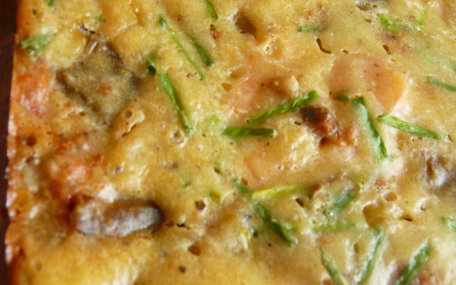 Cake aux saumon fumé, ciboulette, aubergine et tomate