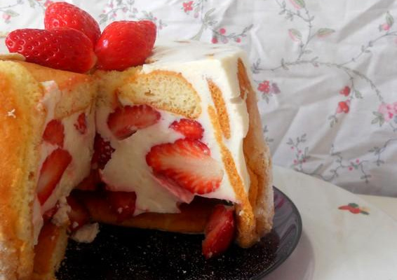 Charlotte aux fraises gariguettes et fromage blanc
