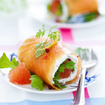 Roulés de saumon marinés aux herbes, farci de chèvre frais et pamplemousse de Floride aux baies roses