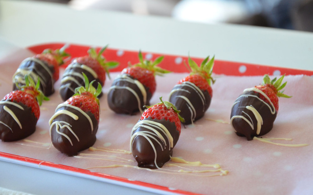 Fraises zébrées au chocolat