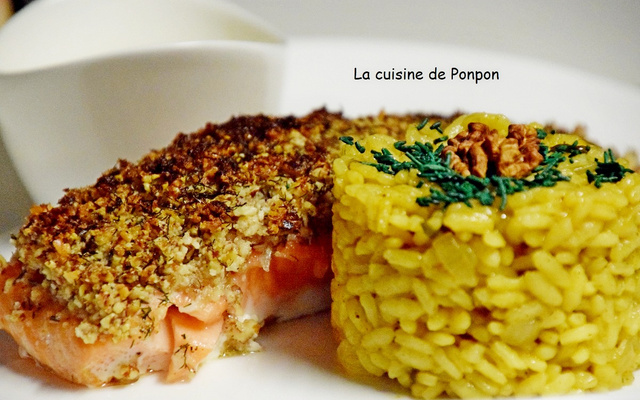 Saumon en croûte de fruits secs nappé de sauce hollandaise