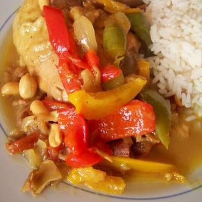 Poulet aux dattes, cacahuétes et tomates séchés