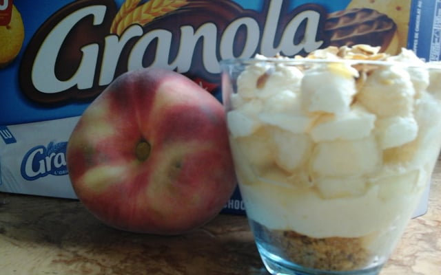 Verrine d'été à la pêche et aux biscuits
