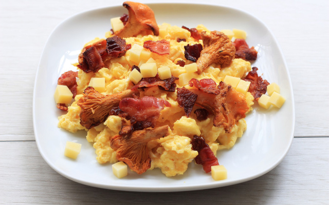 Œufs brouillés aux girolles, bacon et comté