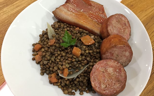 Lentilles façon petit salé à la saucisse de Morteau
