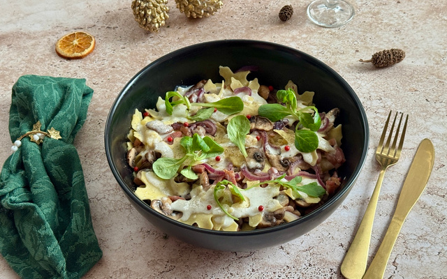 Pâtes de Noël étoilées aux oignons caramélisés, champignons et lardons fumés