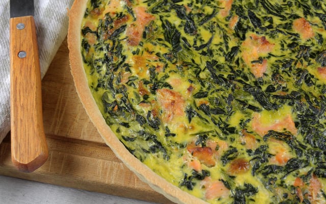 Quiche avec du saumon et des épinards