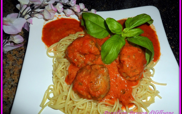 Spaghetti aux boulettes avec sa sauce tomate, lait de coco et amande.