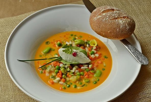 Roquefort Papillon en pain et crème, petits légumes de printemps