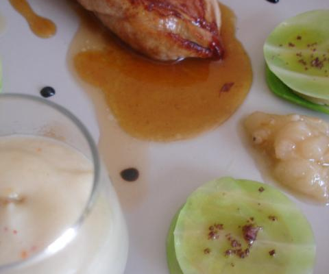 Suprême de pintade rôtie, jus réduit à l'ail de Lomagne et Floc de Gascogne, servie avec sa purée d'ail de Lomagne et son condiment à la poire, palets de foie gras du Gers en chou vert
