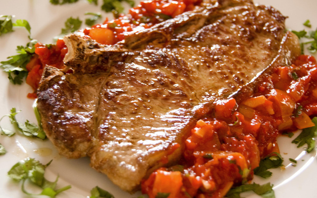 Côte de bouvillon aux poivrons