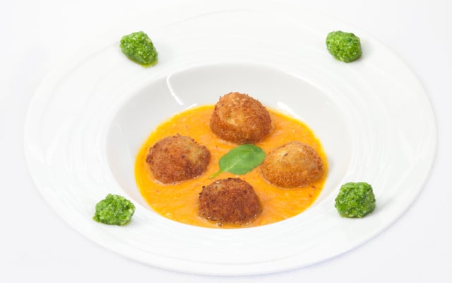 Cromesquis d'escargots au coulis de piquillos, pesto d'épinards