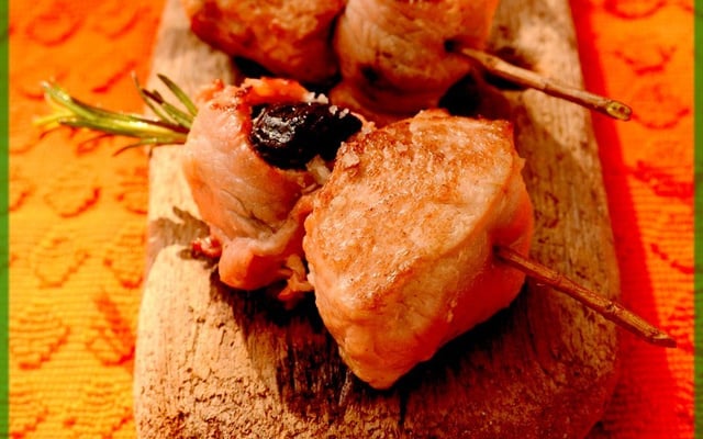 Brochette lard, pruneau et cochon