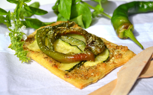 Tarte fine aux courgettes et piments doux sautés et au pesto de basilic