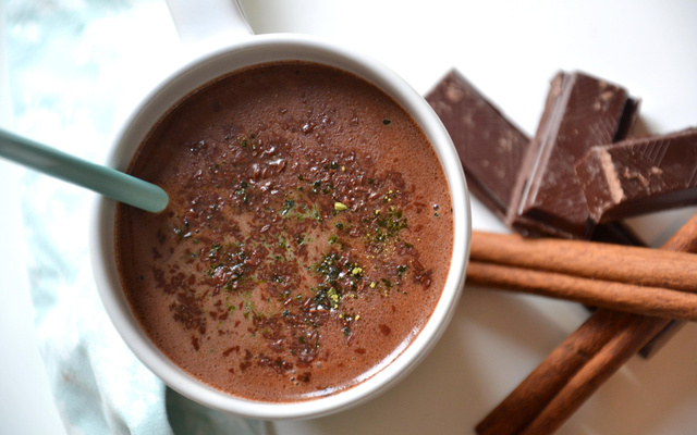 Chocolat chaud maison au thé noir et matcha