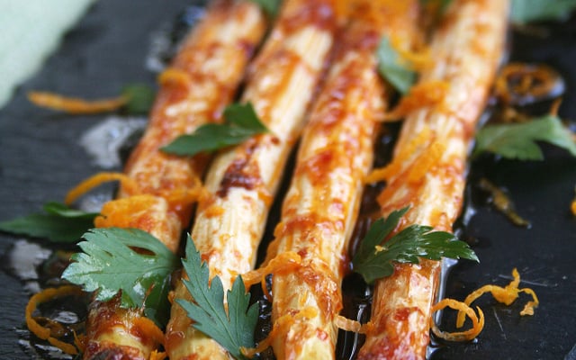 Asperges laquées au vinaigre à la pulpe de tomates, orange et miel