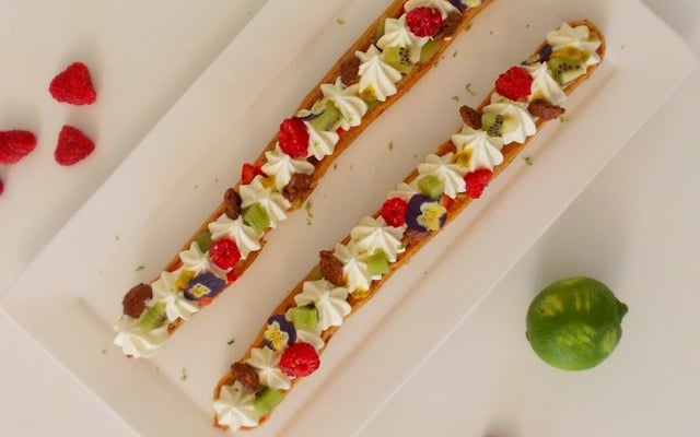 Éclairs géants à la vanille et aux fruits acidulés