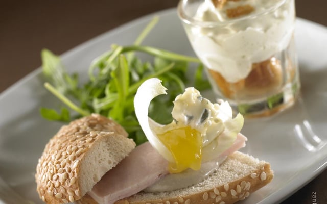 Verrine sucrée-salée de poires et coings caramélisés et espuma de Bresse Bleu