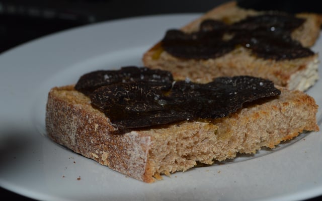 Tartine à la truffe et son pain de campagne