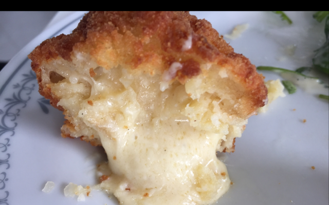 Croquettes au fromage et tuiles de parmesan