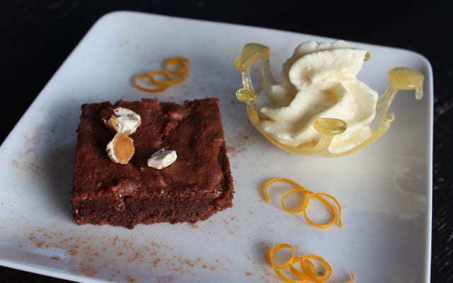 Fondant Chocolat-Nougat et mousse siphonée de clémentine à la cannelle