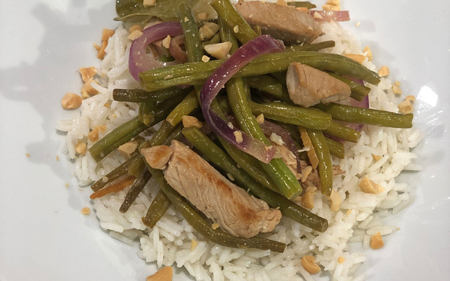 Dinde sautée au gingembre, haricots verts et riz parfumé au combawa