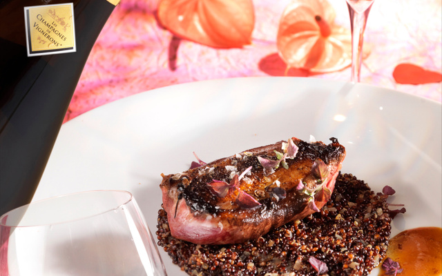 Pigeon mariné aux épices, quiona au beurre noisette avec un champagne de vigneron millésimé