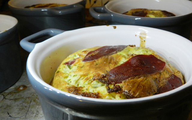 Flans aux champignons, magret fumé et oignons