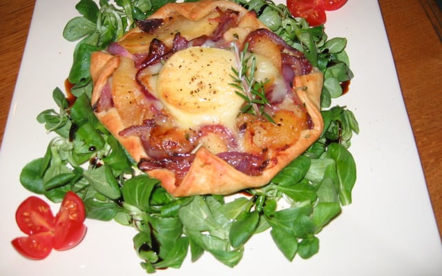 Tarte fine aux pommes, romarin et Rocamadour