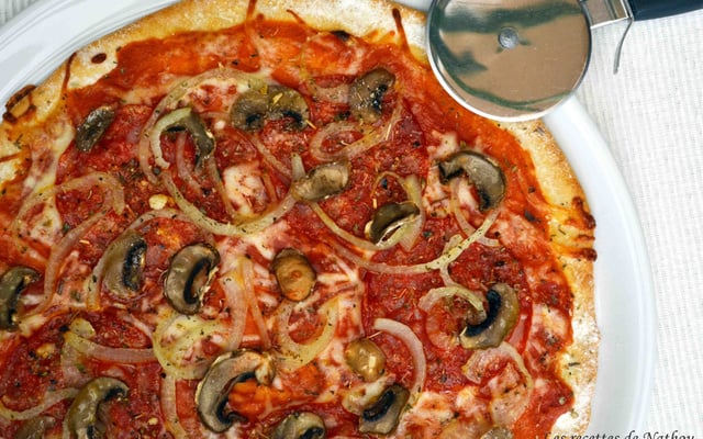 Pizza volcana : salami piquant, champignons et oignons