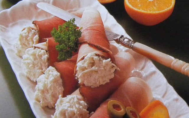 Petits rouleaux de jambon cuit farci de crème fouettée avec du raifort râpé