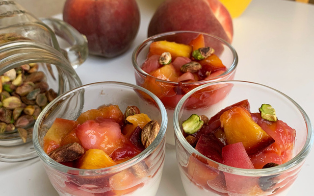 Panna cotta vegan aux pêches rôties