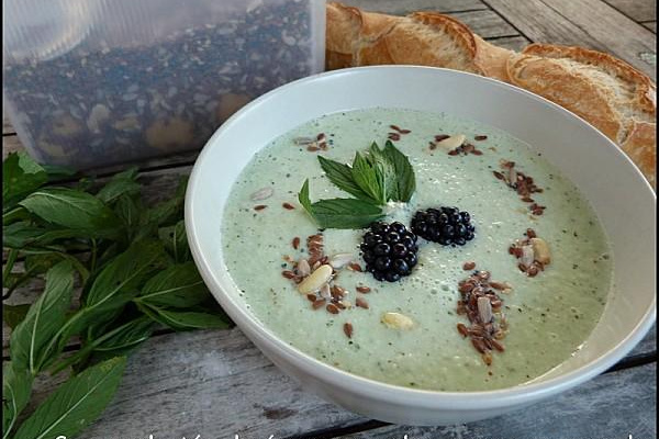 Soupe, velouté glacé au concombre comme un gaspacho