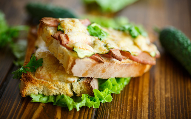 Tartines au fromage et au lard