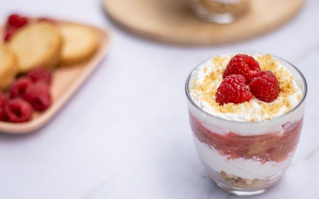 Verrine de cheesecake, compote rhubarbe et framboises