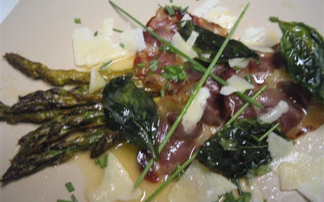 Poêlée d'asperges vertes et coppa