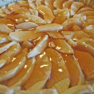 Tarte aux pommes nappée de gelée