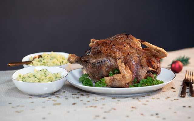 Chapon aux morilles et foie gras accompagné d'un écrasé de pommes de terre aux herbes