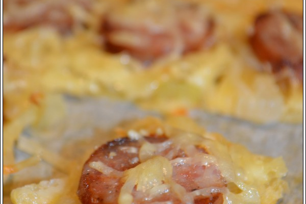 Bouchées feuilletées aux oignons, saucisses et fromage