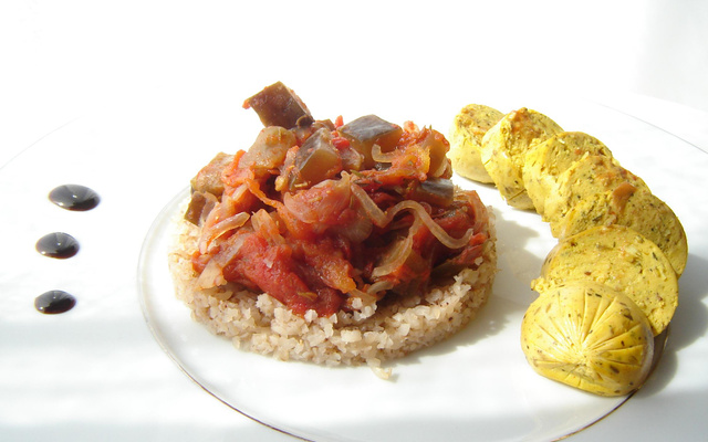 Aubergine à la tomate sur boulghour de sarrasin, tofinelle curry et sésame