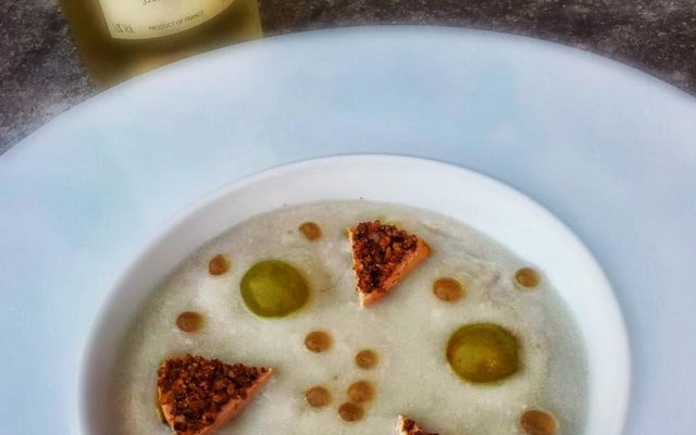Gazpacho blanc, sphères au Floc de Gascogne et foie gras praliné
