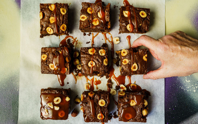 Brownie aux noisettes, sauce caramel et beurre salé