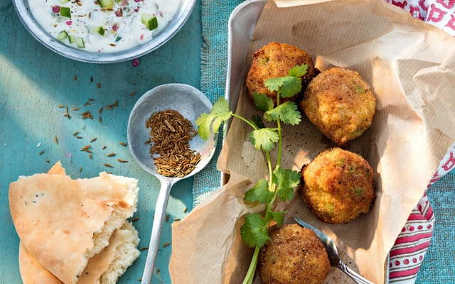 Bouchées à l'indienne et raïta de concombre